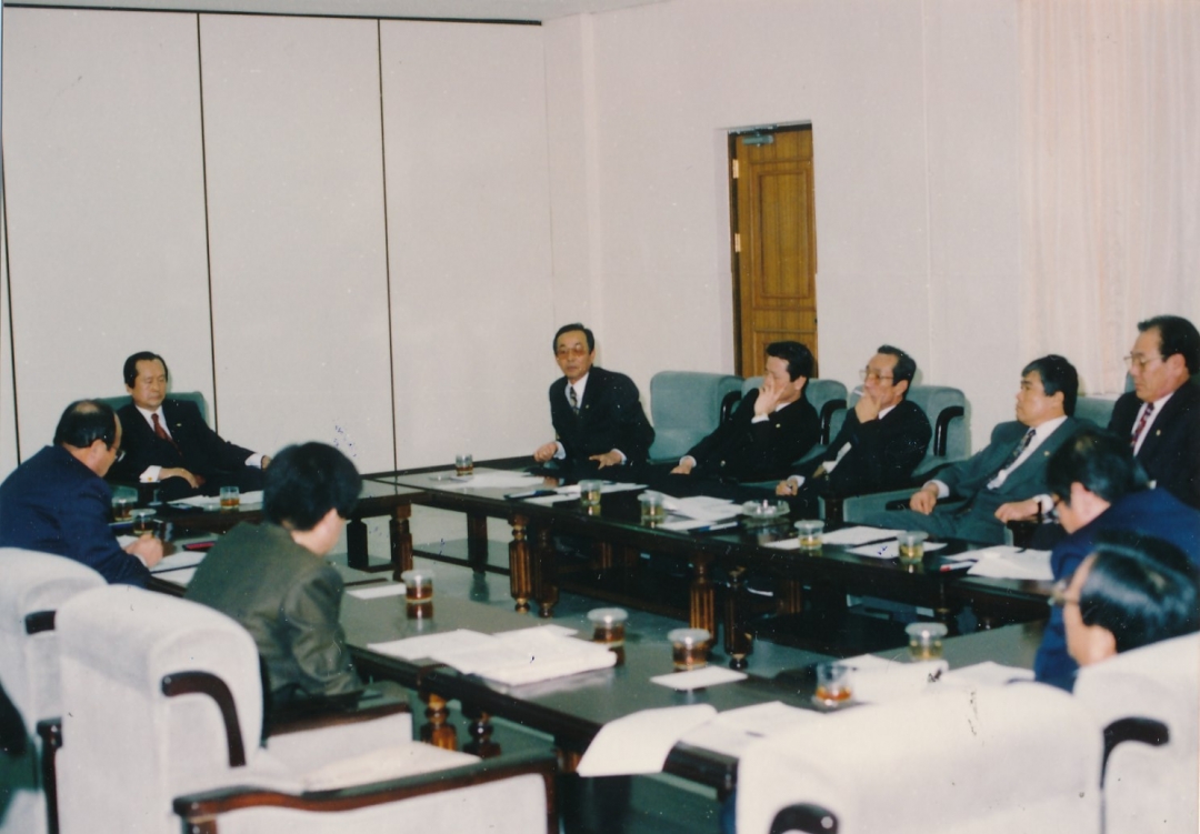 1994.2.7. 시의회 국제공항유치특의와 간담회 개최(시의회 휴게실) 4번째 파일