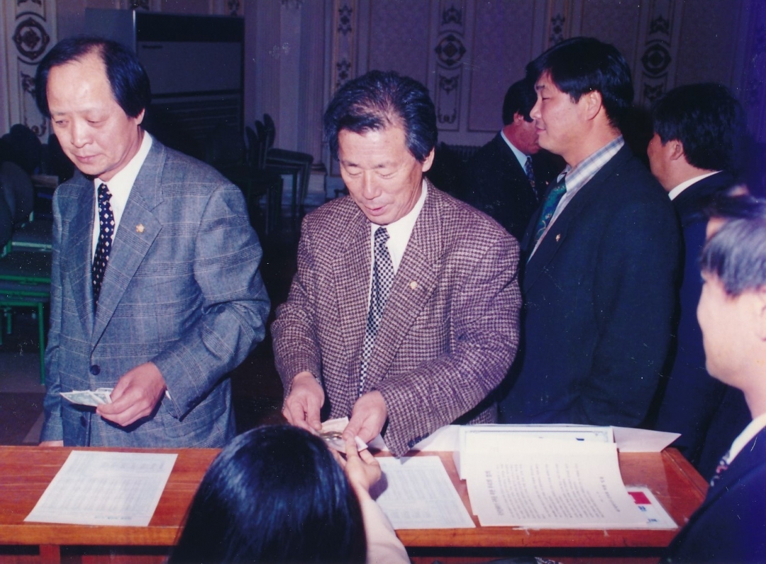 1997.11.28. 국가경제위기 극복을 위한 구.군 의원 결의대회(귀빈예식장) 3번째 파일