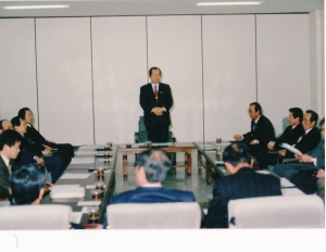 1994.2.7. 시의회 국제공항유치특의와 간담회 개최(시의회 휴게실) 첨부파일