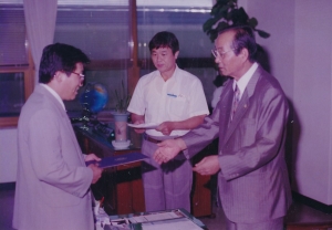 1994.8.19. 93년도 결산검사위원 위촉장 전달(의장 집무실) 첨부파일