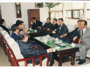 1995.4.16. 이종주 시장 의회 내방(의장 집무실) 1번째 파일