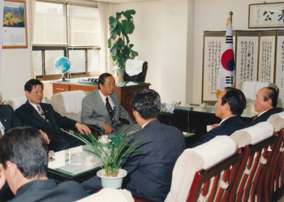 1995.4.16. 이종주 시장 의회 내방(의장 집무실) 2번째 파일