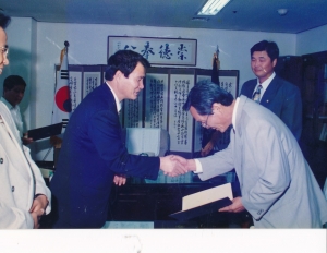 1996.7.10. 결산검사위원 위촉장 수여(의장실) 첨부파일