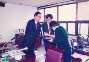 1996.12.27. 사회산업위원회 사무감사 우수자 감사패 전달 첨부파일
