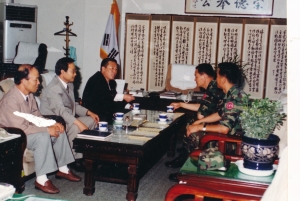 1997.7.16. 50사단장 김효근 여단장 감사폐 전달 - 안경은 동구의회의장 수령 첨부파일