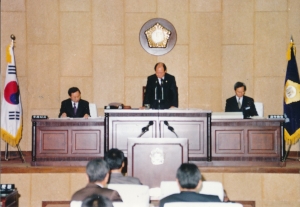 1999.12.24. 제81회 정기회 제3차 본회의(이동환 부의장) 첨부파일