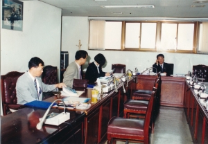 2000.5.23. 운영총무위원회 간사 정덕연의원의 결산검사위원모습(소회의실) 첨부파일