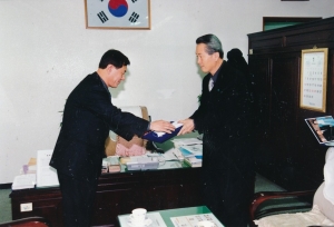 2001.1.8. 안원욱씨 방문(부의장,운총위원장,박의용의원 대통령 감사장 수장) 첨부파일