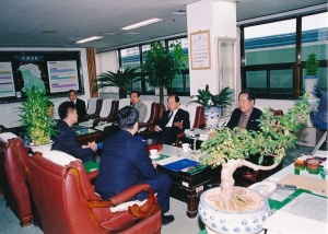 2001.5.22. 결산검사위원 위촉장 수여(의장실) 첨부파일