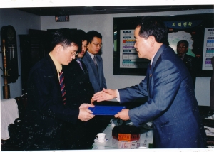 2002.3.28. 결산검사위원 위촉장 수여(최대석의원 외 3인) 첨부파일