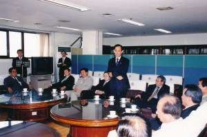 2002.6.29. 제4대 당선의원 상견례(의원 휴게실) 첨부파일