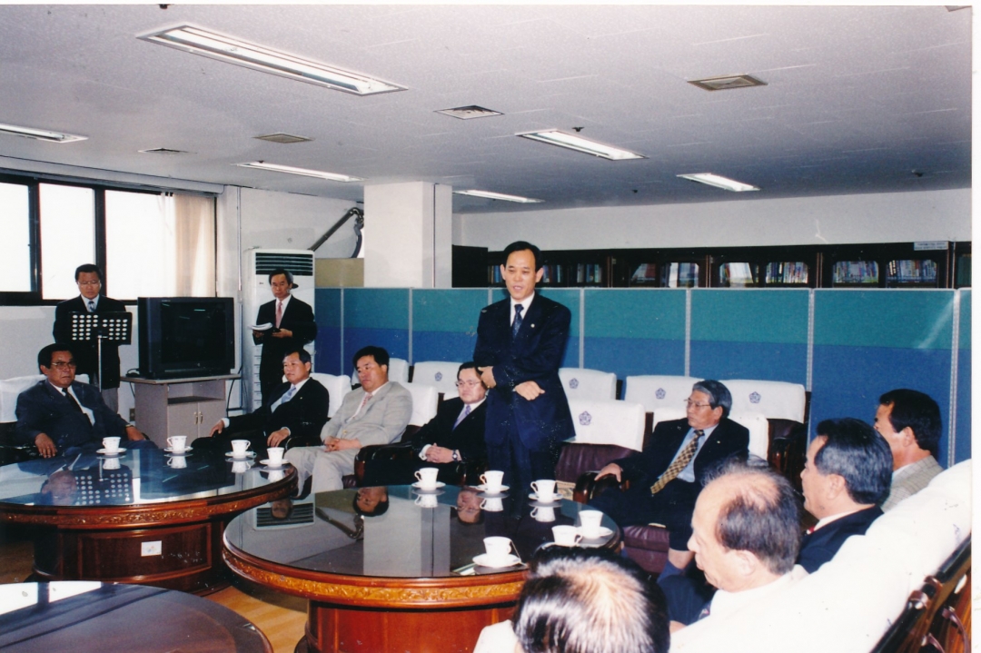 2002.6.29. 제4대 당선의원 상견례(의원 휴게실) 2번째 파일