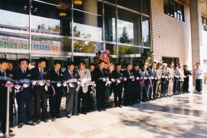 2002.10.28. 주민자치센터 운영3주년기념 작품전시회 테이프 컷팅(부의장 참석) 첨부파일