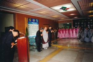 2003.4.25. 일심회 점등법회(우천관계로 청사현관에서 시행) 첨부파일