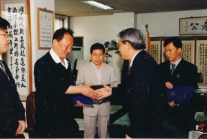 2003.5.22. 결산검사위원 위촉장수여(의장실) 첨부파일