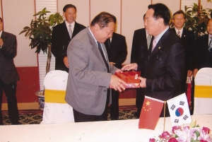 2005.5.11. 우호도시방문 기념품 교환(중국 황산시 오중구) 첨부파일