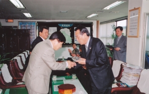 2005.5.26. 산불예방 유공자 공로패 수여(최외수 동구의회 의장) 첨부파일