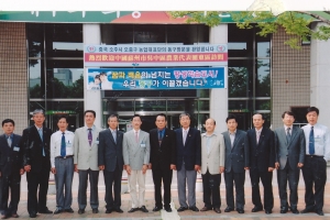 2005.7.22. 중국 소주시 오중구 농업대표단 방문(구청 현관 앞) 첨부파일