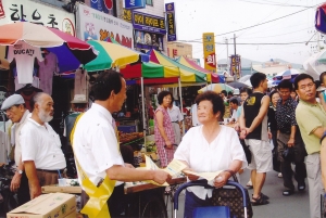 2005.8.11. 공공기관 대구동구유치를 위한 길거리 서명운동(반야월5일장) 첨부파일