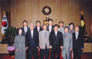 2006.2.26. 제4대 동구의회 임기만료 사회산업위원회 기념촬영(본회의장) 첨부파일