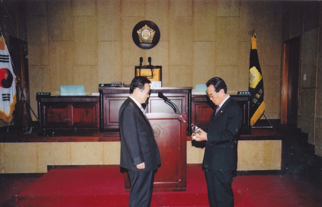 2006.6.29. 제4대 동구의회 의정활동 공로 동구청장 공로패 수상 1번째 파일
