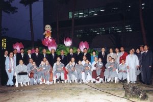 2005-04-29 부처님오시는날 연등 점등식 기념촬영 첨부파일