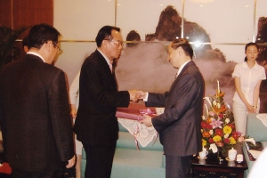 2005-05-11 우호도시방문 기념품교환 첨부파일