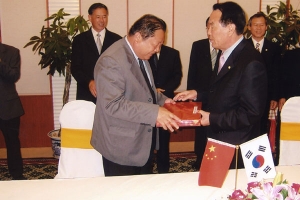 2005-05-11 우호도시방문 기념품 교환 첨부파일