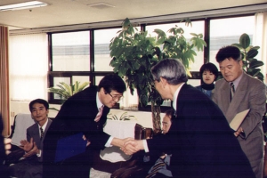 2002-10-25 공무국외여행 심의위원회 위촉장 수여 첨부파일