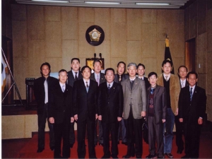 2005-12-09 황산시고찰단본회의장기념촬영 첨부파일