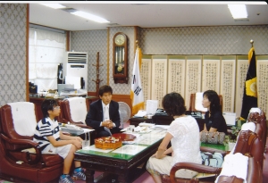 2007.8.27. 강동초 어린이 모의국회 입상자 의장방문(의장실) 첨부파일