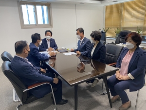 류성걸국회의원면담-공공기관 동구 유치 촉구 결의문 전달  첨부파일